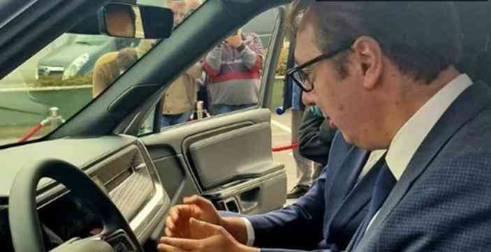 PREDSEDNIK VUČIĆ U SEDIŠTU RIVIJANA: Seo u <span style='color:red;'><b>auto na struju</b></span> od 835 konja i s 11 kamera: Ja sam naučio na menjač! (FOTO)